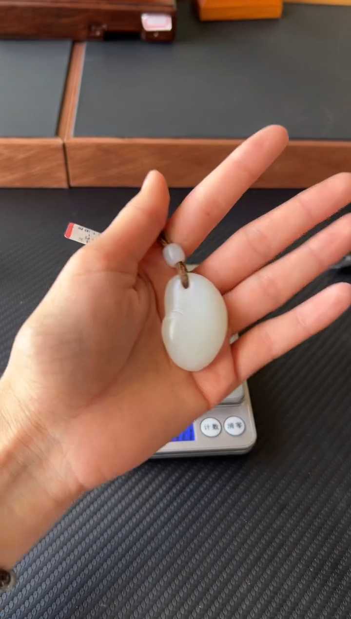 【闪购商品】和田玉吊坠(赠链)未镶嵌且末微色差米达