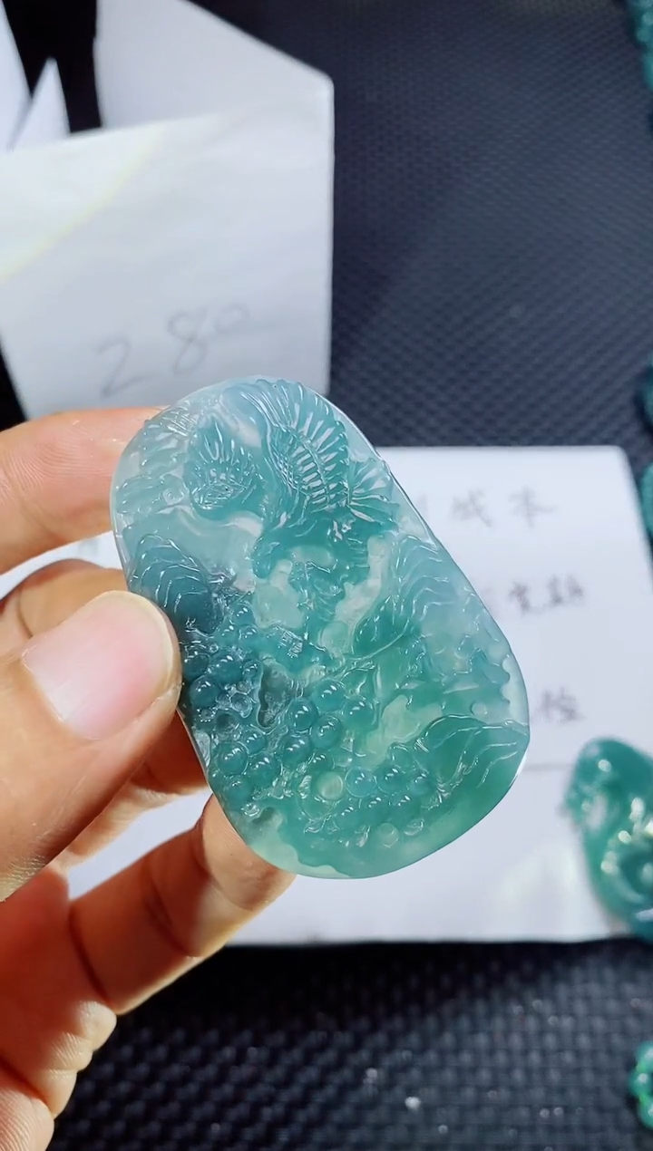 翡翠未镶嵌颈饰          
