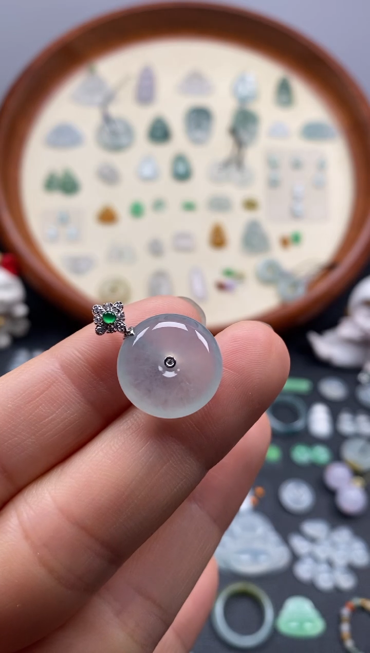 颈饰18K金镶嵌翡翠高冰扣子/芬