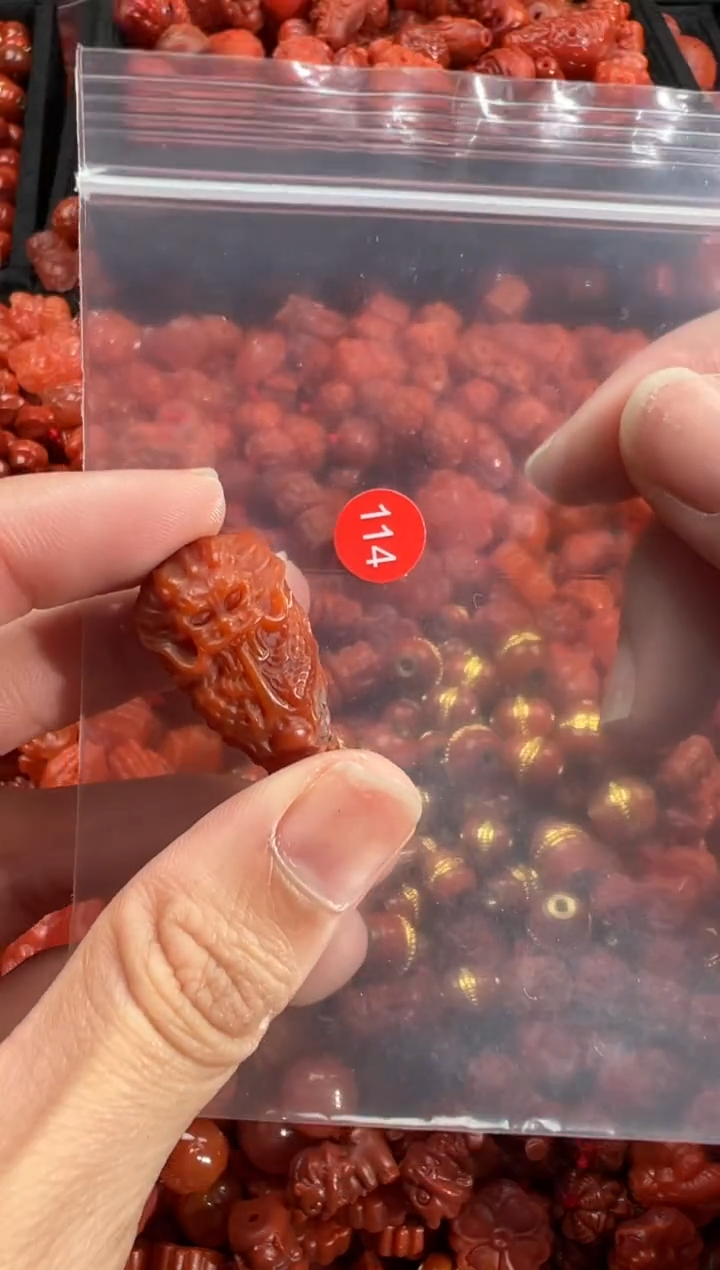 南红玛瑙未镶嵌颈饰1
