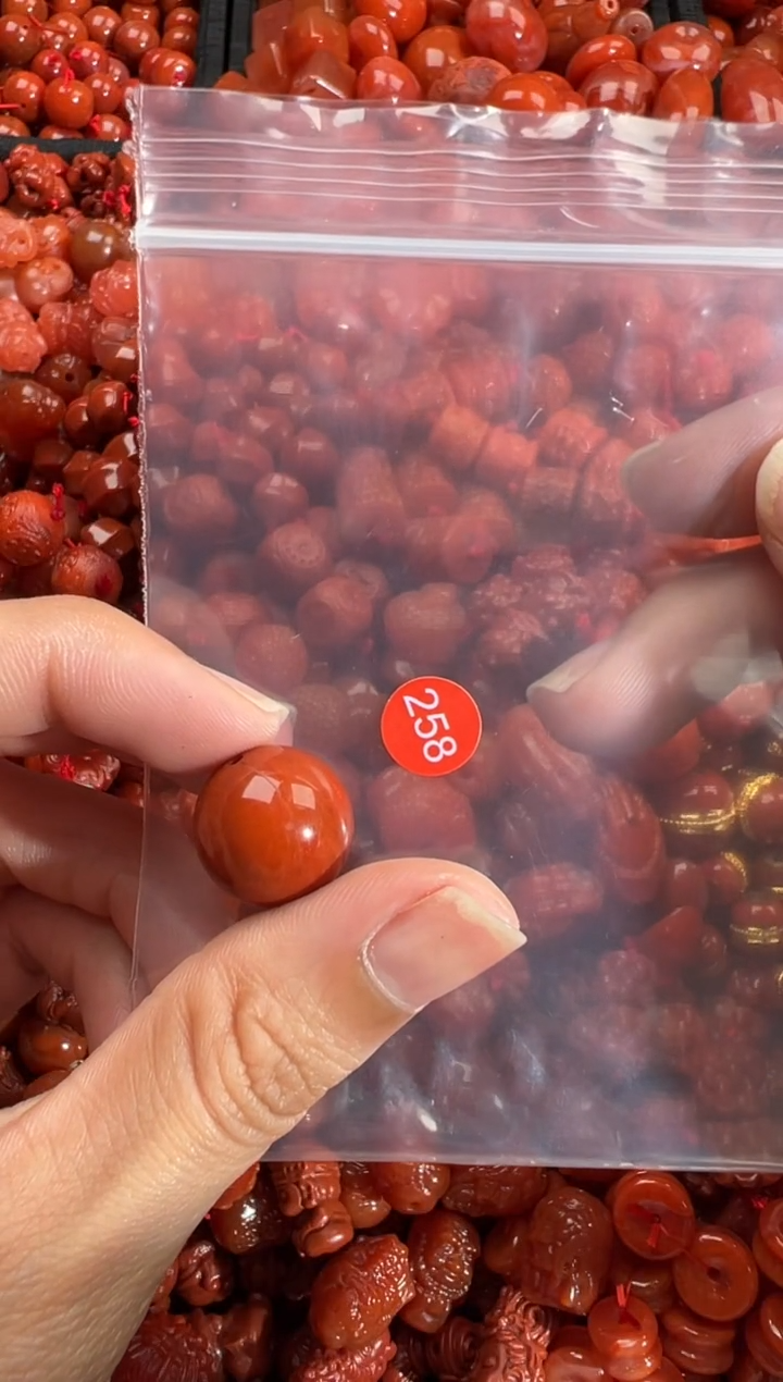 南红玛瑙未镶嵌颈饰1