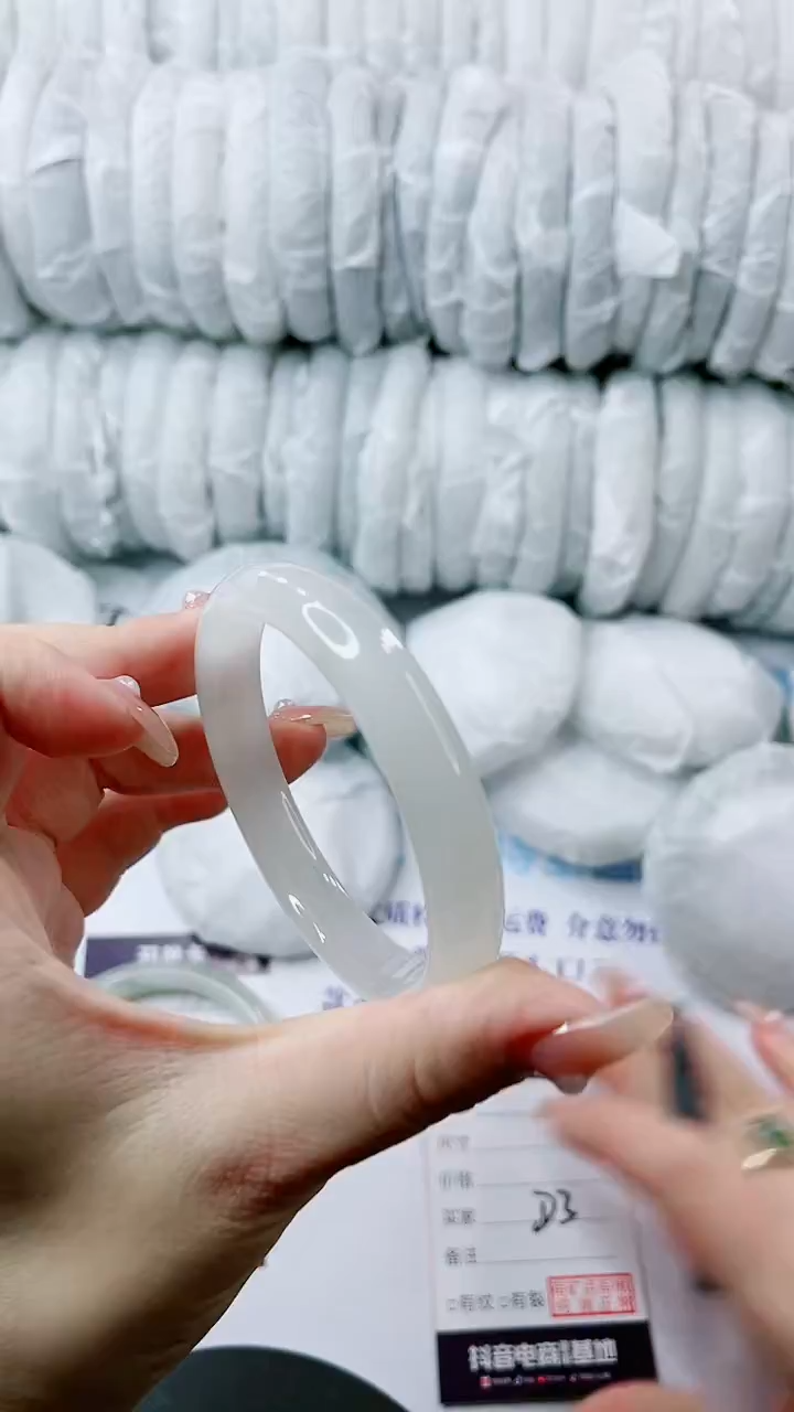 【闪购商品】石英质玉手镯未镶嵌多样性发货D3