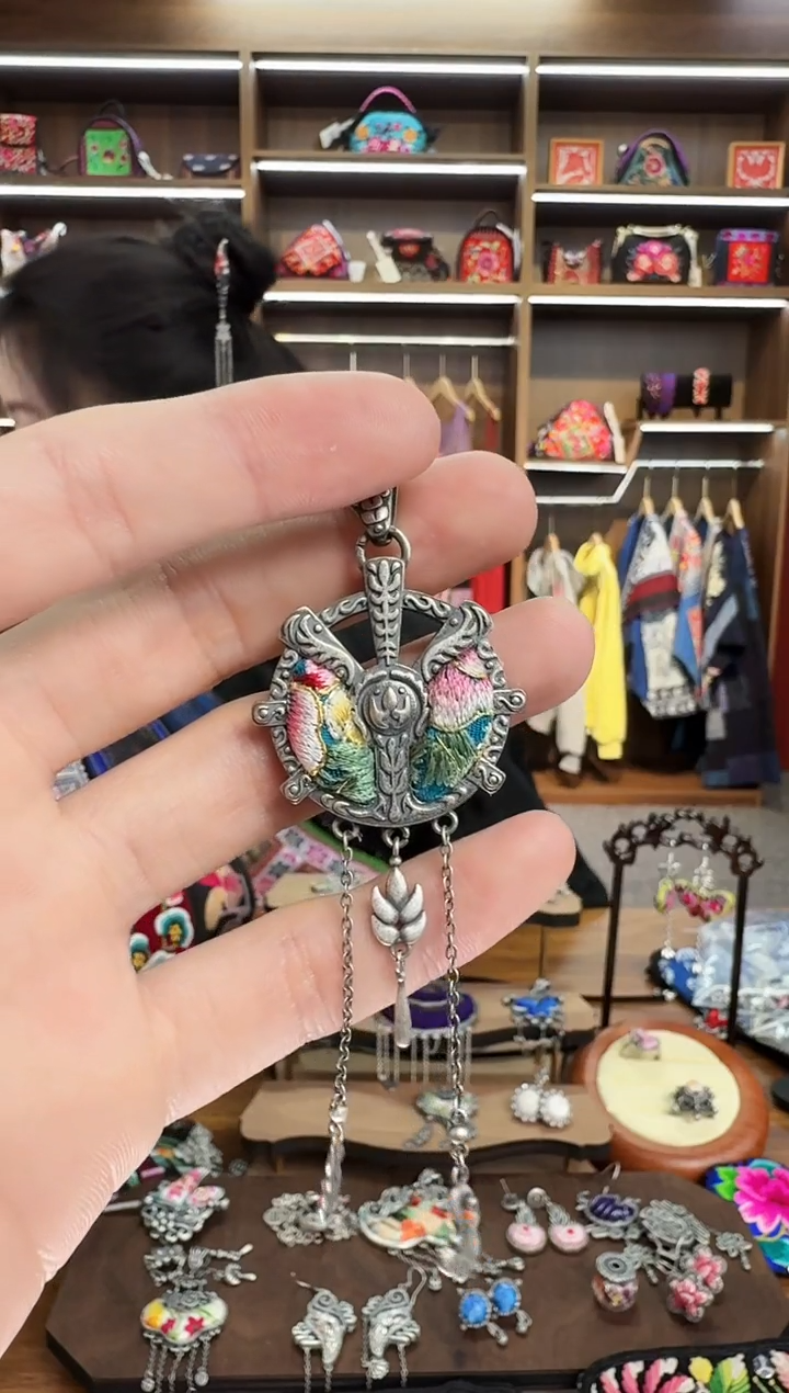 【闪购商品】织绣155蒙阿苏苗绣传承