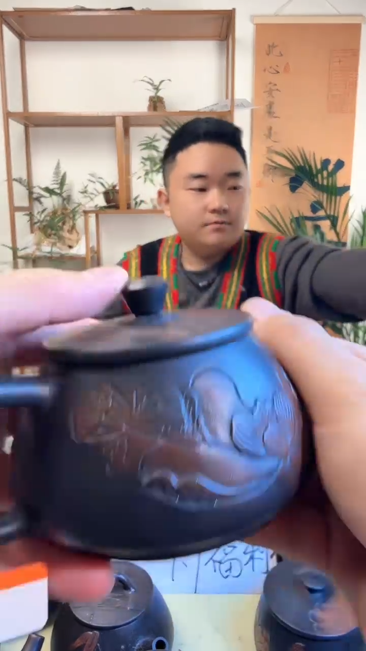 【闪购商品】建水紫陶 荷花线雕壶