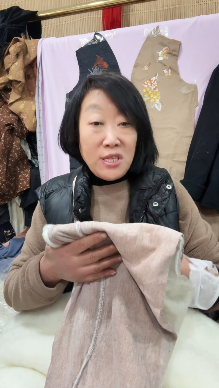 羊毛绗棉碎料杂色稍大3斤左右大小不一最大40公分左右有接头色差