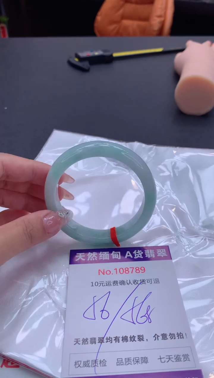 未镶嵌手镯翡翠有纹，完美者勿拍
