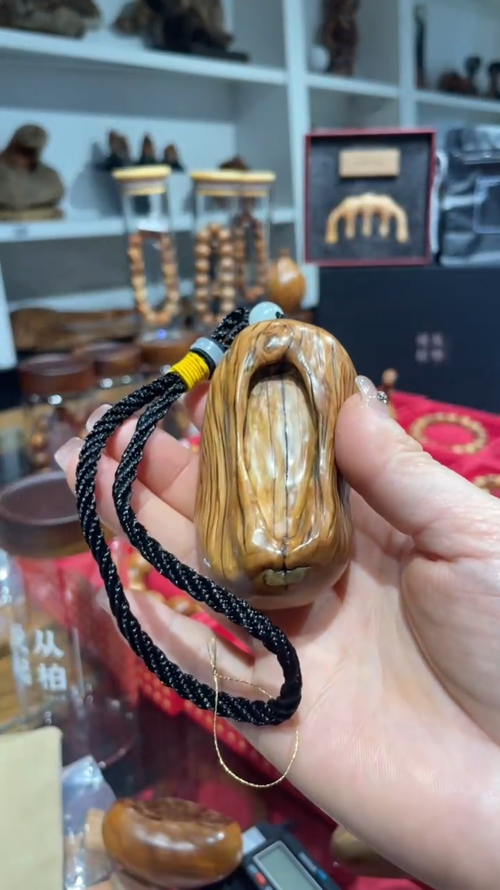 【闪购商品】柏木太行料手把件