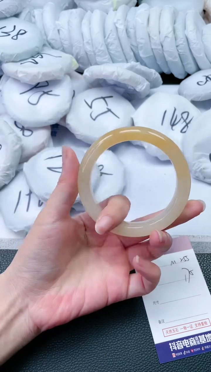 【闪购商品】石英质玉手镯未镶嵌M255