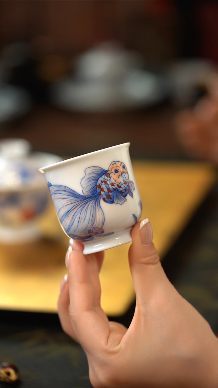 青时集·青花斗彩金鱼高足杯