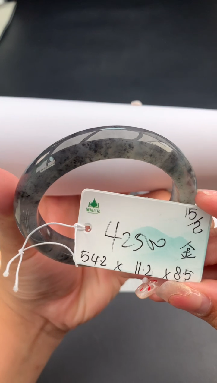 【闪购商品】翡翠手镯未镶嵌 #情人节#送礼，下单联系客服核对地址~