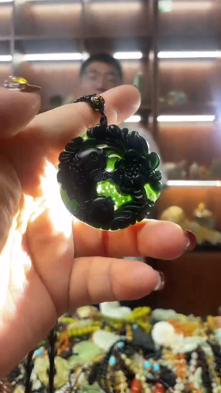 未镶嵌蛇纹石玉吊坠     