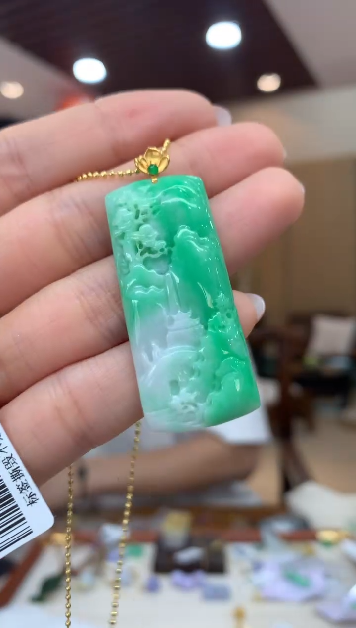 吊坠(不含链)18K金镶嵌翡翠山水牌