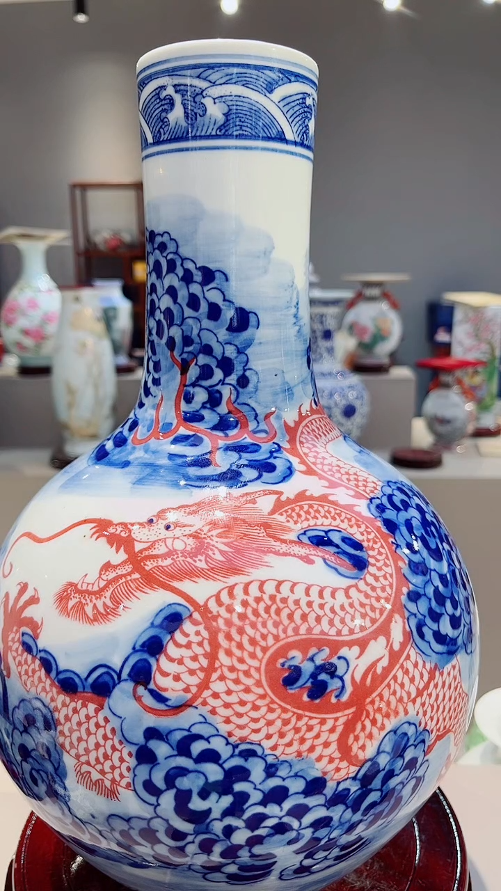 摆件景德镇陶瓷青花釉里红龙纹天球瓶