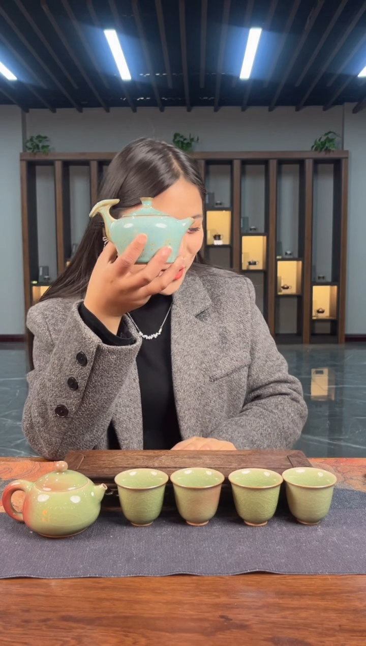 【闪购商品】瓷片钧尚源松石绿提拔壶