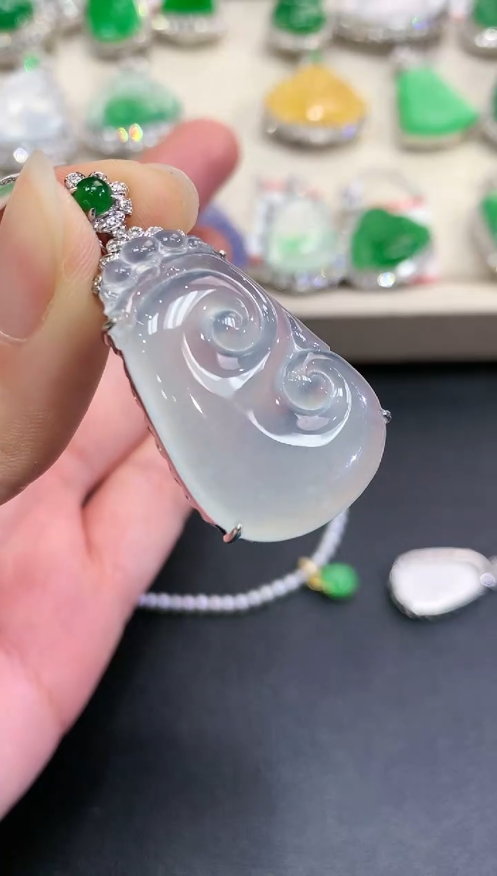 【闪购商品】翡翠颈饰18K金镶嵌B95