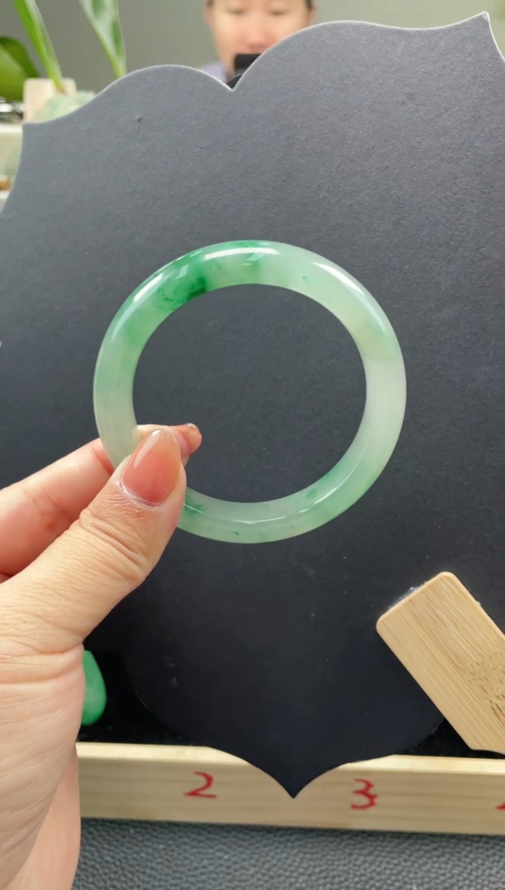 【闪购商品】石英质玉手镯未镶嵌口径56+