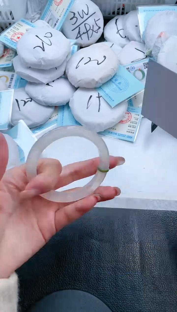 【闪购商品】石英质玉手镯未镶嵌16V281-56