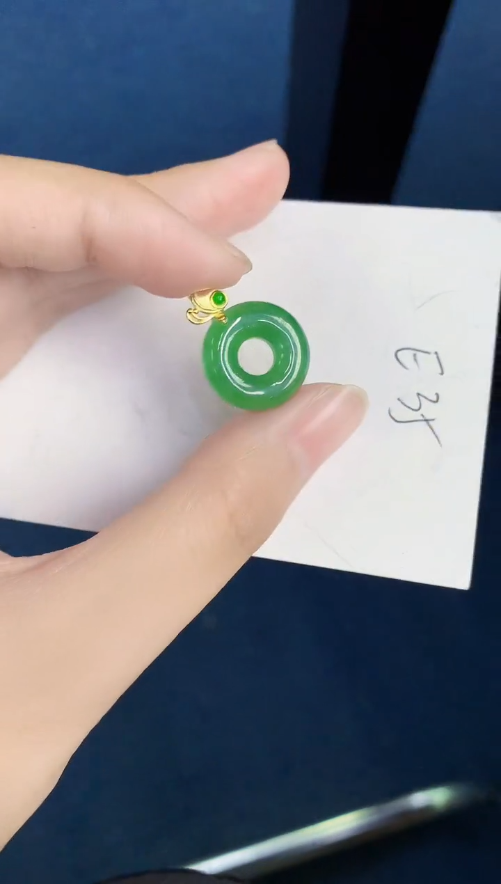 翡翠未镶嵌颈饰天然翡翠缅甸A货