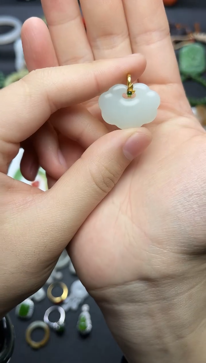 颈饰18K金镶嵌和田玉如意锁06