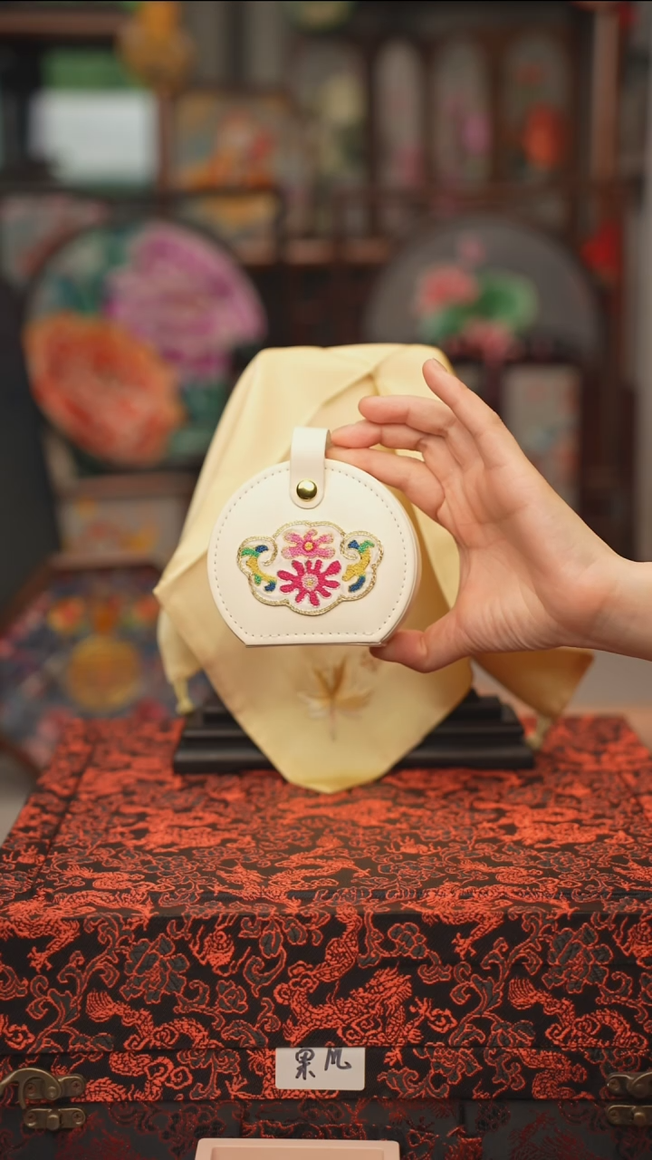 扇子绣花吊坠非遗