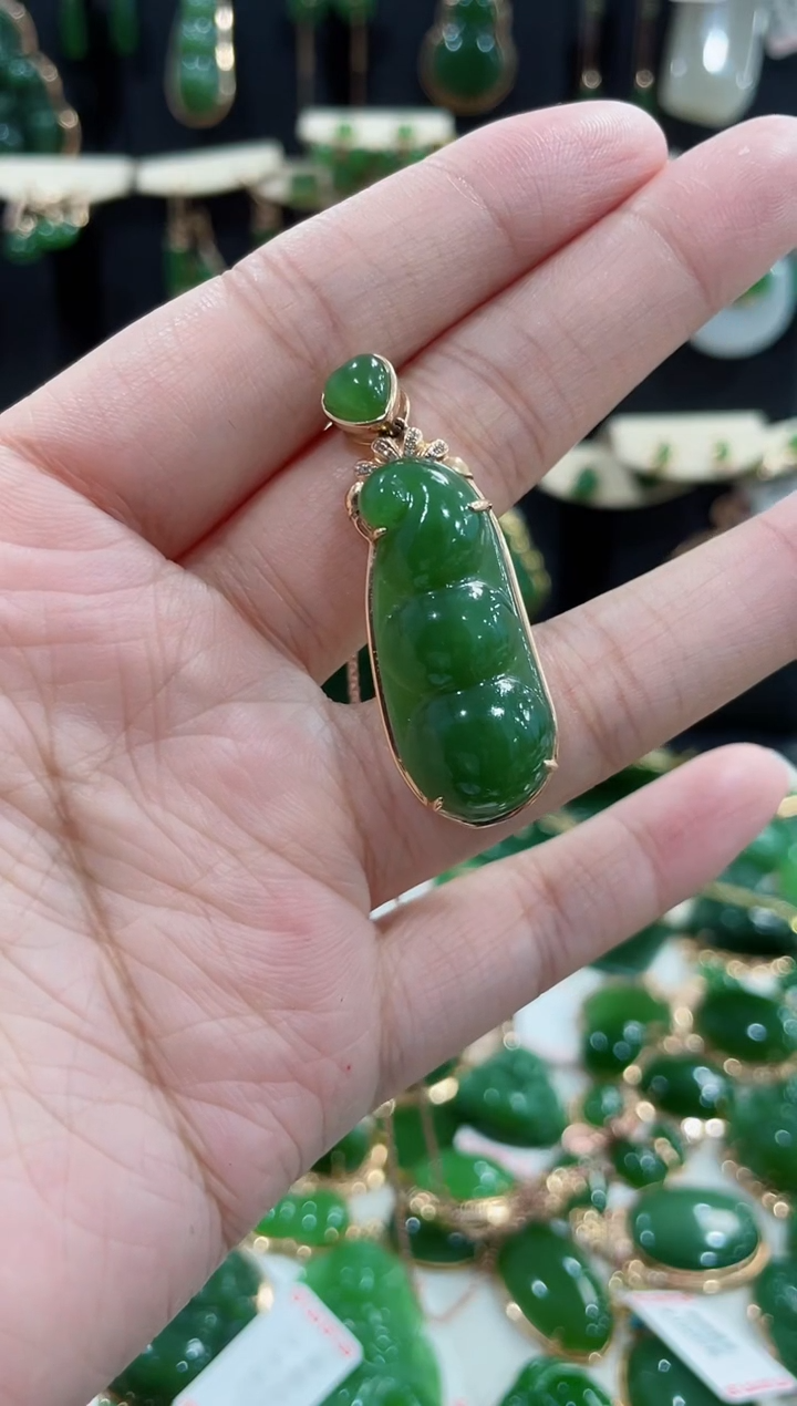 项链18K金镶嵌和田玉（碧玉）福豆