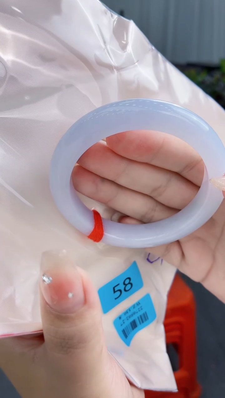 翡翠手镯未镶嵌翡翠手镯