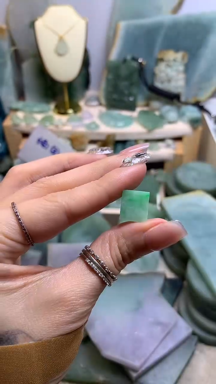 【闪购商品】翡翠挂件未镶嵌缅甸A货翡翠，没有运费险