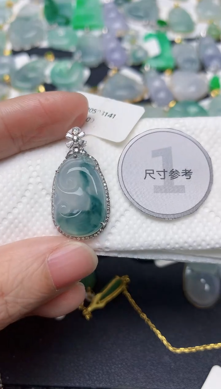 颈饰18K金镶嵌翡翠傲**梅天然翡翠A货