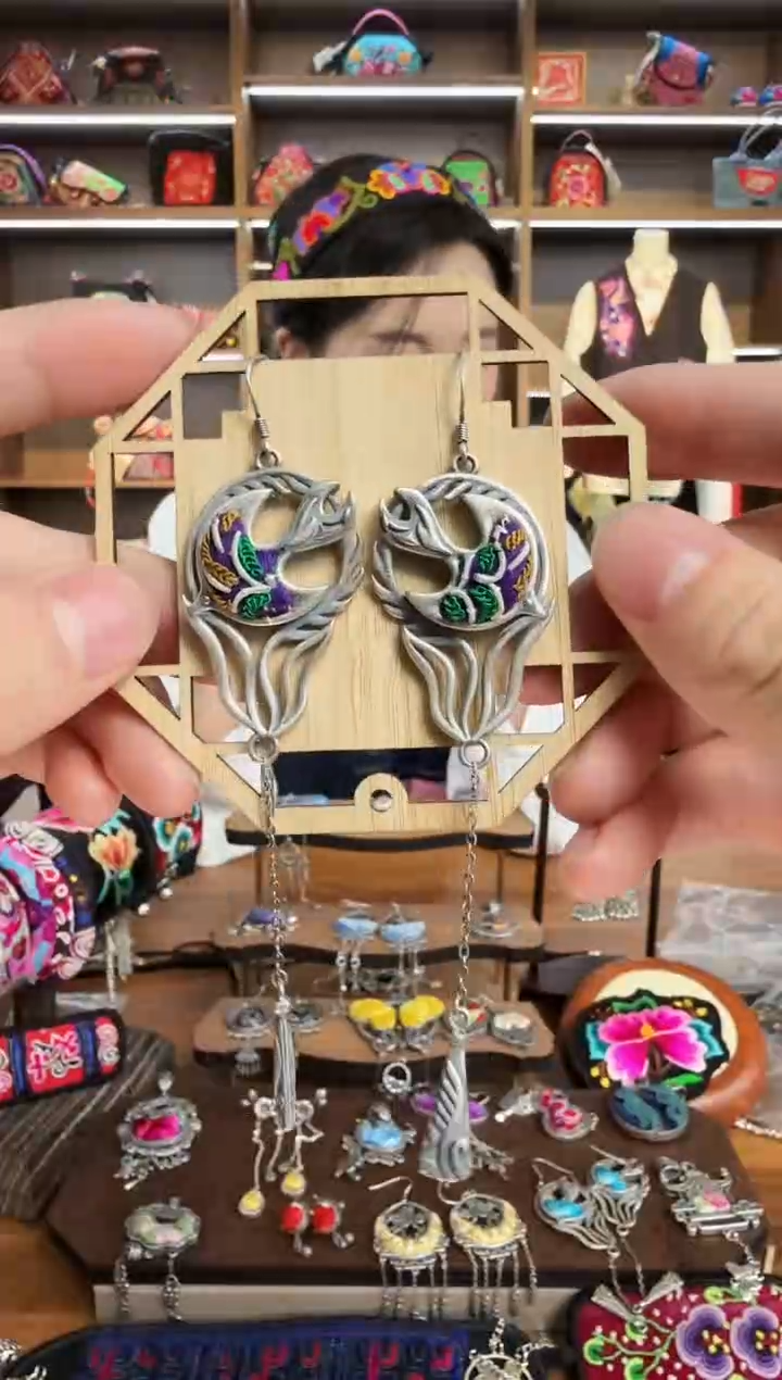 【闪购商品】织绣178蒙阿苏苗绣传承