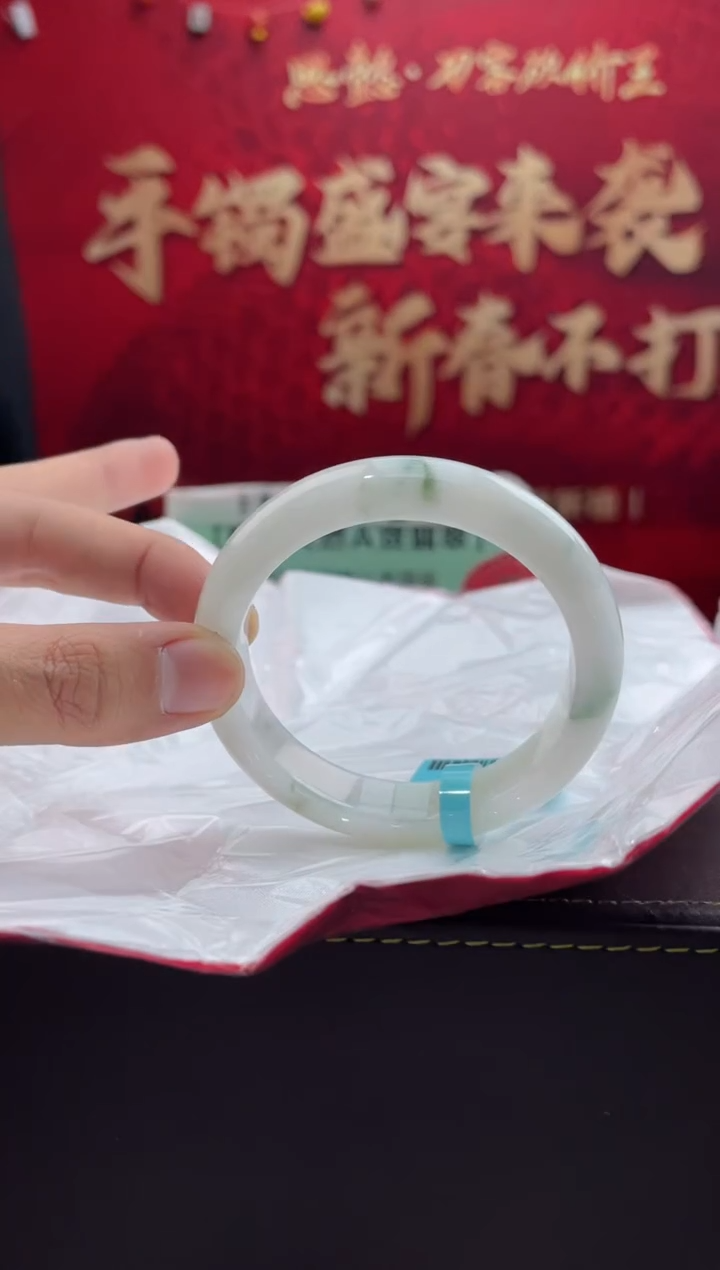 【闪购商品】翡翠手镯未镶嵌17翡翠手镯（微瑕）