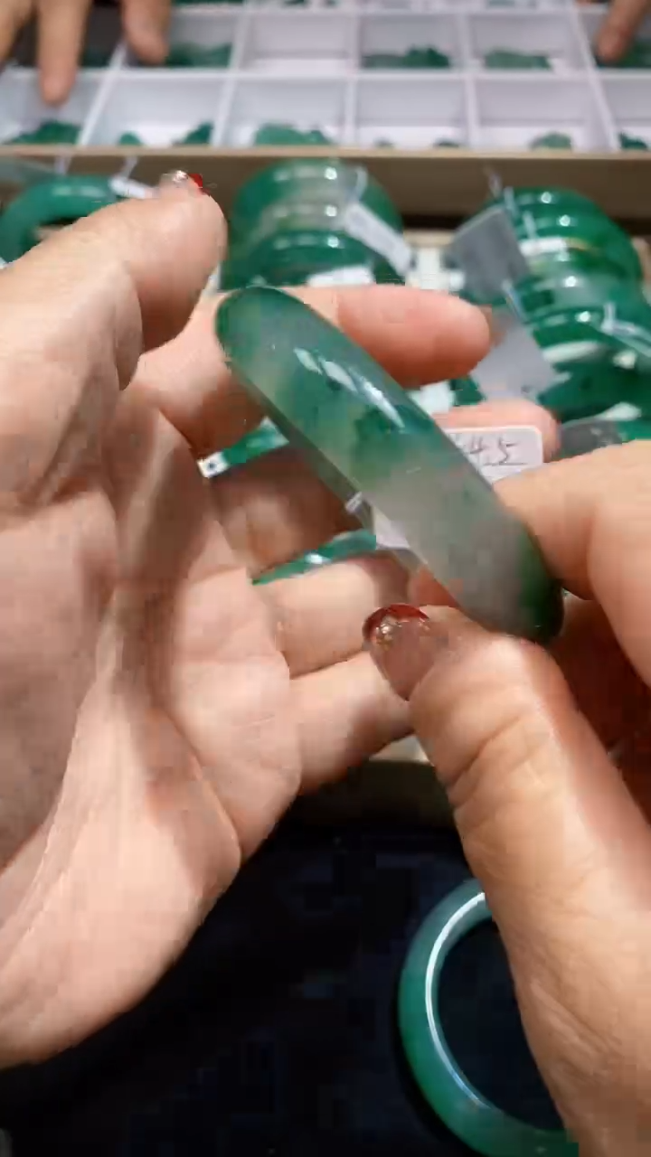 【闪购商品】石英质玉手镯未镶嵌天然A货非洲翠