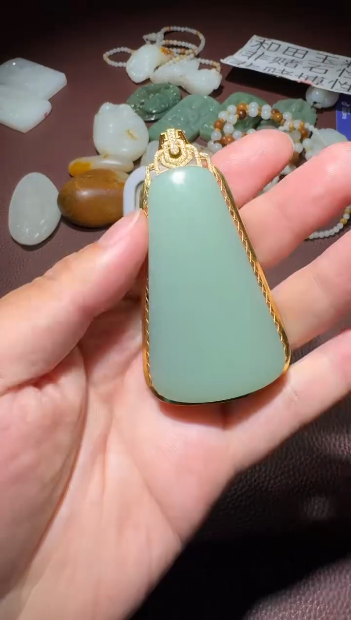 【闪购商品】和田玉挂件18K金镶嵌和田玉
