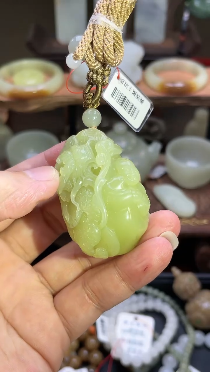 【闪购商品】和田玉手把未镶嵌若羌黄口随形逍遥佛9002859