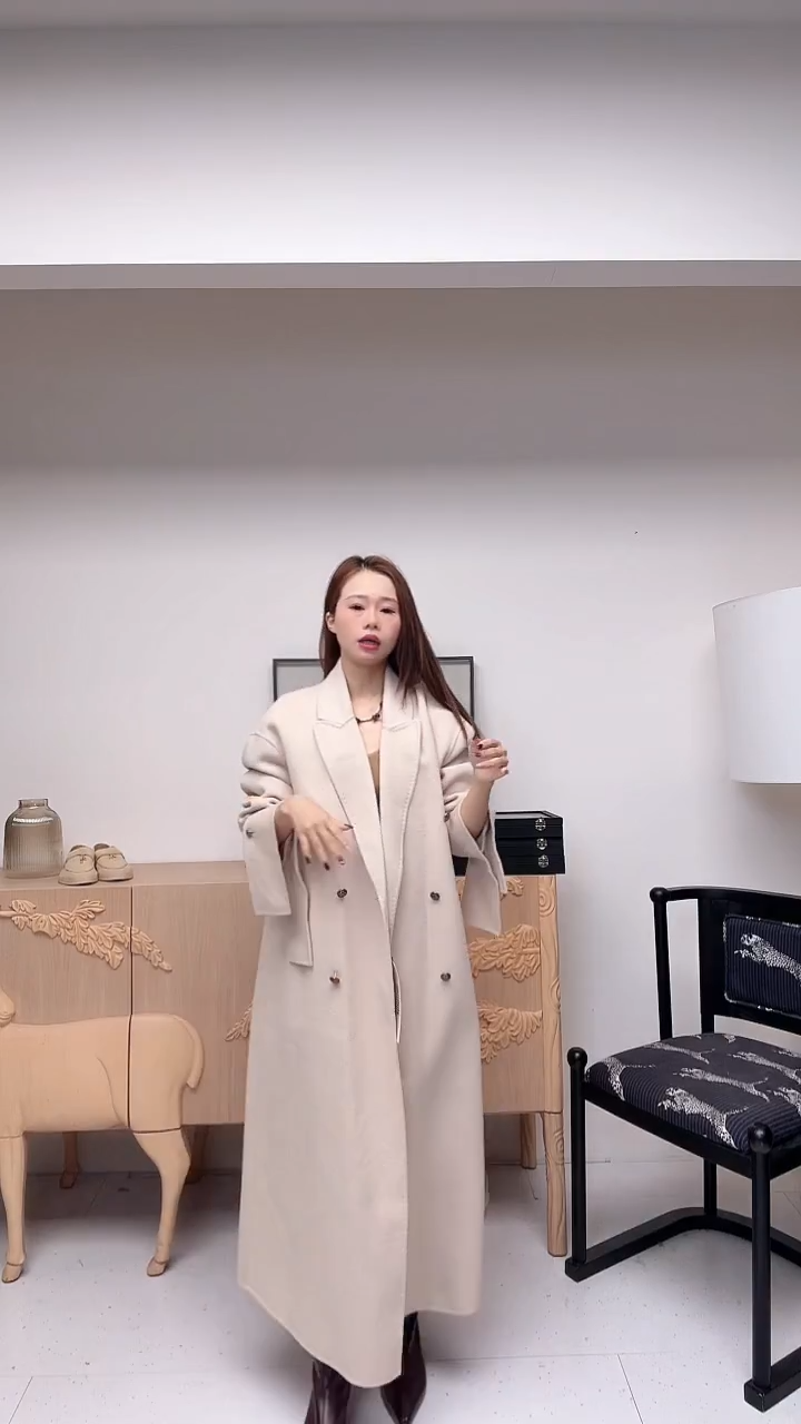 奶白色大廓形大衣