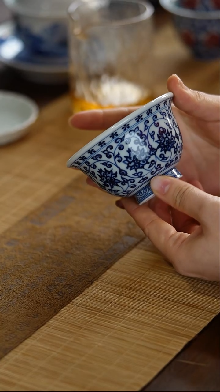 瓷景德镇陶瓷茶器青花缠枝莲压手杯