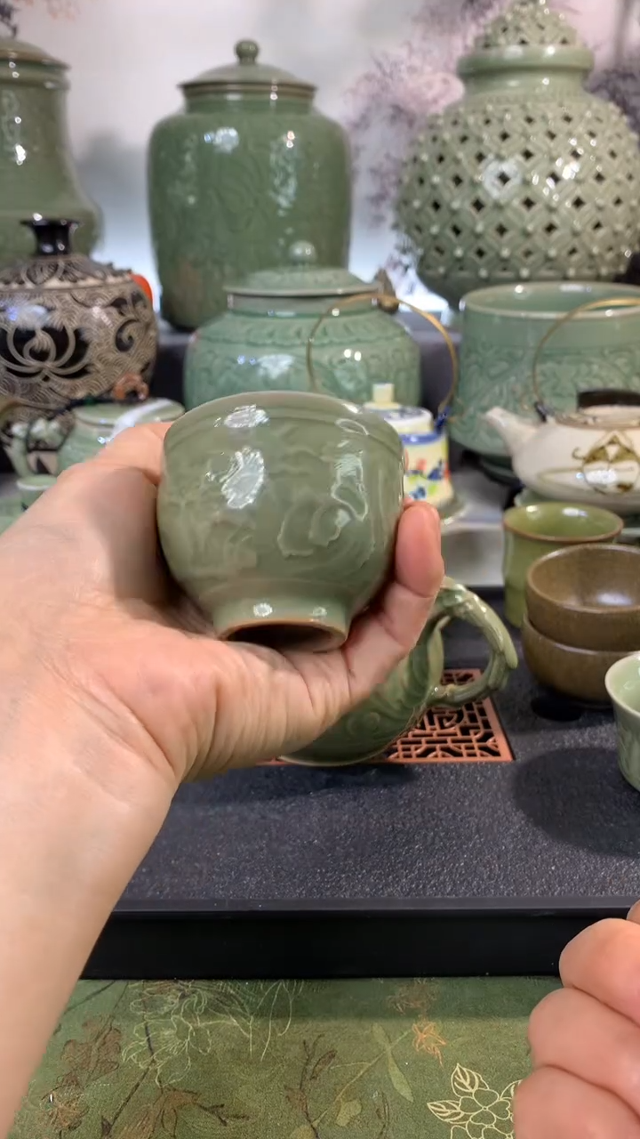 现代耀州窑微瑕失圆青瓷龙纹小茶杯一只