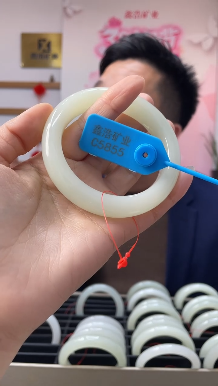 【闪购商品】和田玉手镯未镶嵌翠胶猫 C5855 圈口61