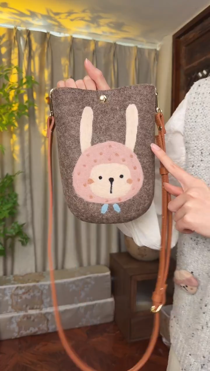 羊毛非遗羊毛毡包 手机包兔子