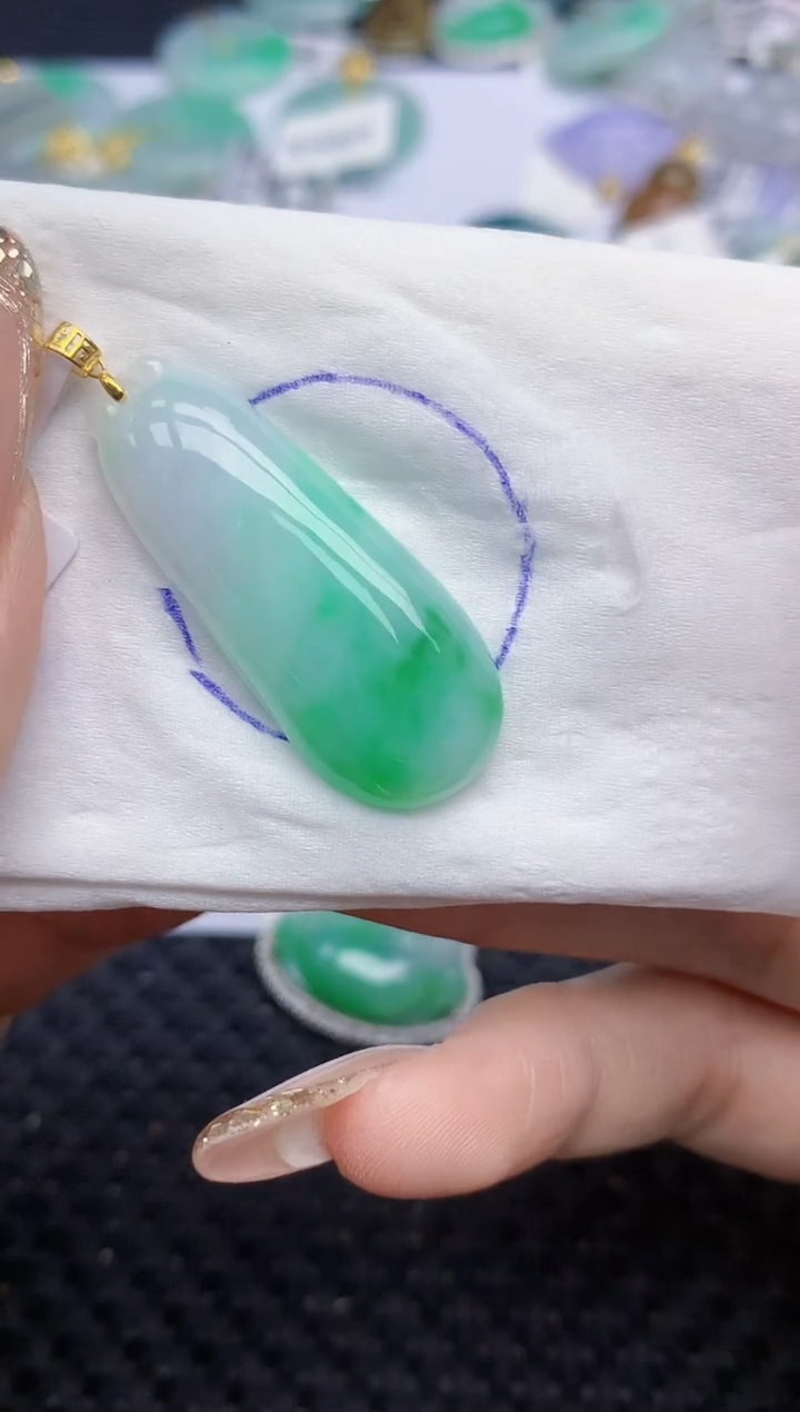 颈饰18K金镶嵌翡翠110   天然翡翠A货  百元以上9米证书费自理