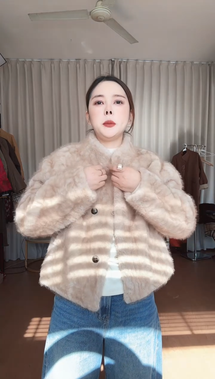 米杏色皮毛一体外套