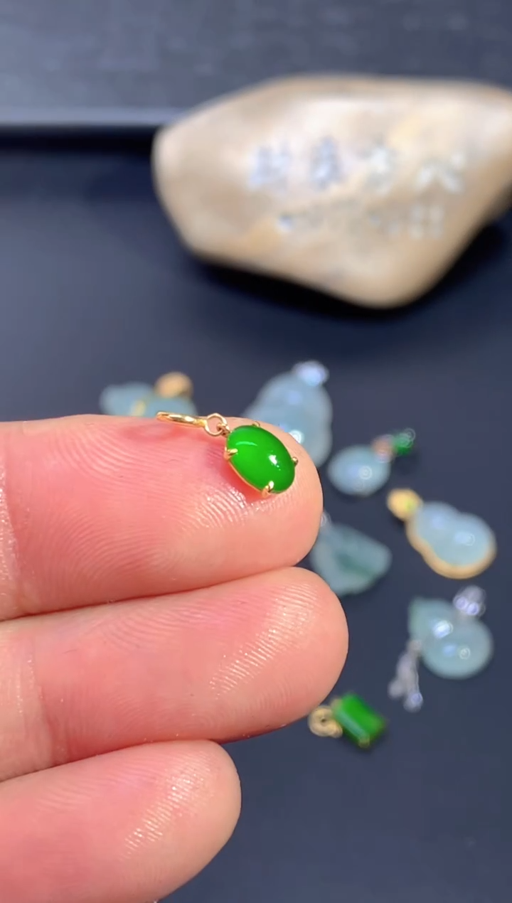 颈饰18K金镶嵌翡翠        