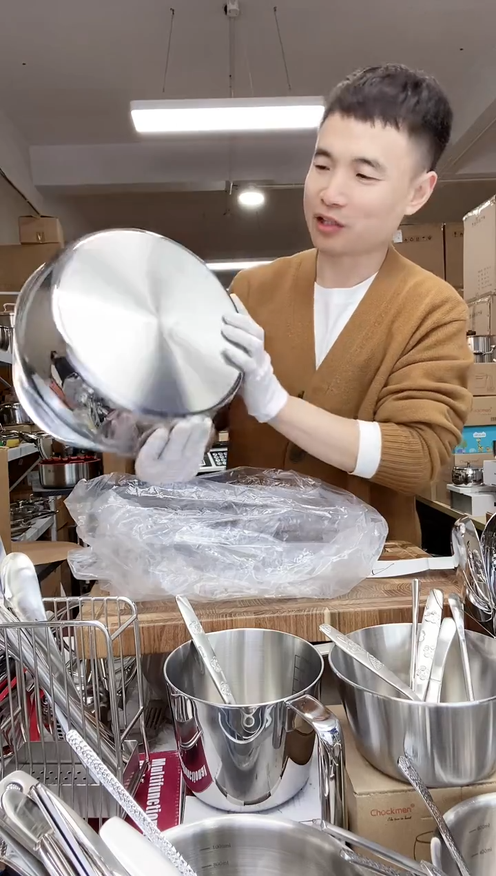 A18 微瑕卓德铭28cm笑脸锅（无盖）