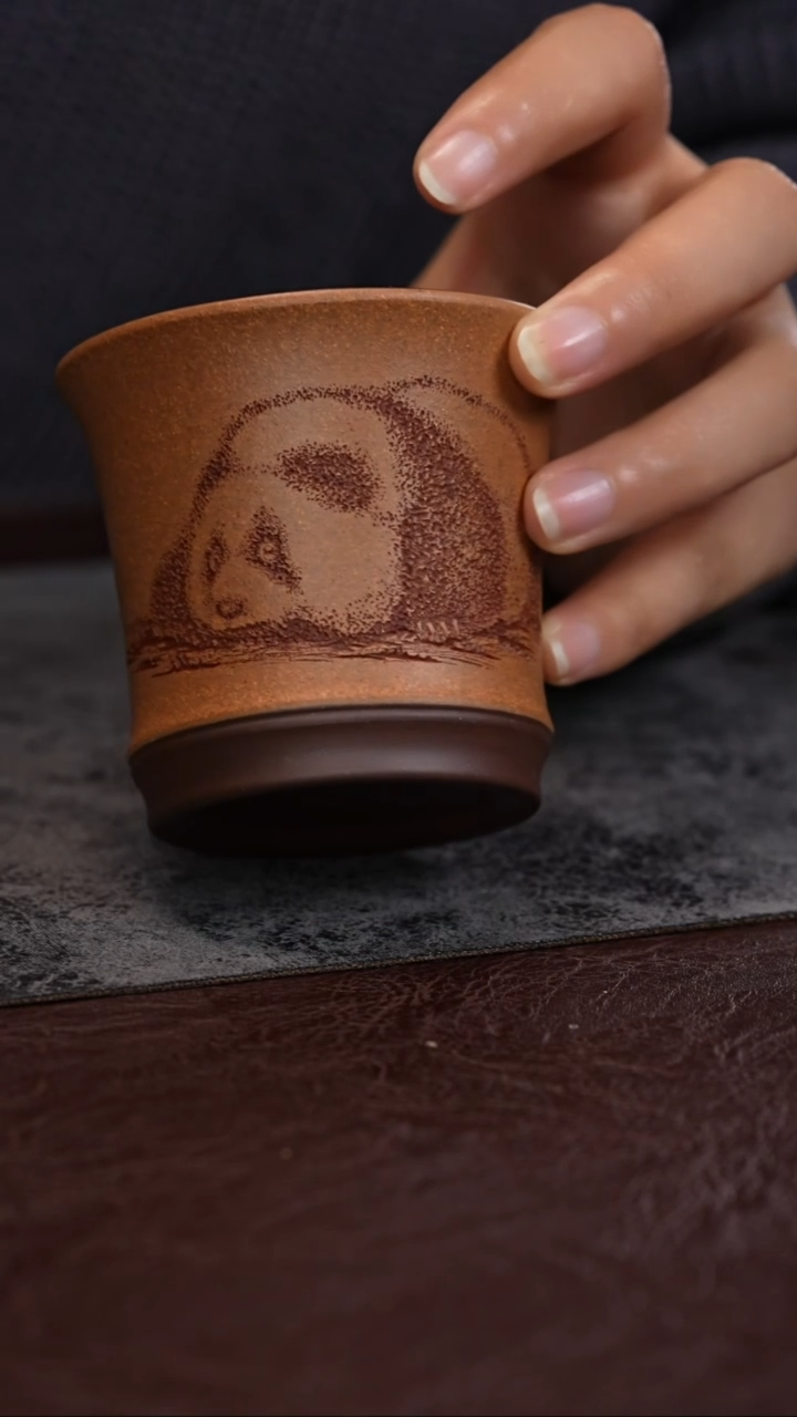 【闪购商品】紫砂茶杯双色粉浆 熊猫刻绘 主人杯