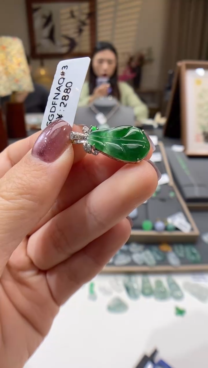 【闪购商品】翡翠颈饰18K金镶嵌叶子