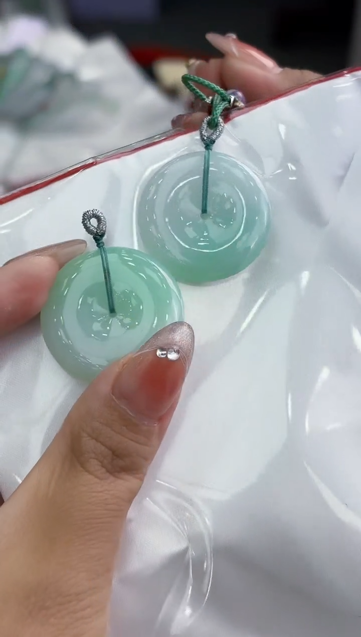 【闪购商品】翡翠颈饰未镶嵌翡翠手镯