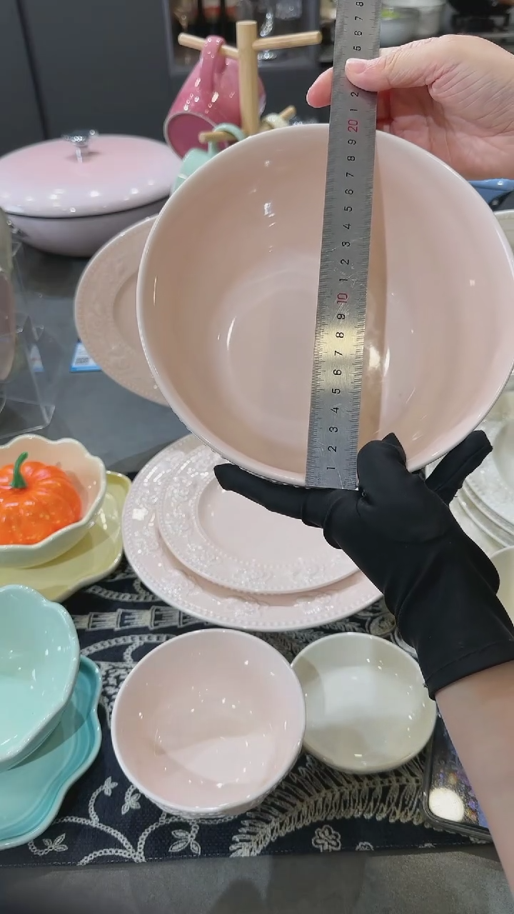 【闪购商品】瓷浮雕草莓陶瓷大汤碗8英寸-樱花粉