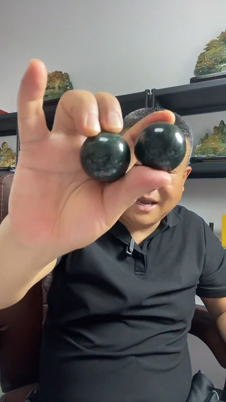 蛇纹石玉未镶嵌手球一对