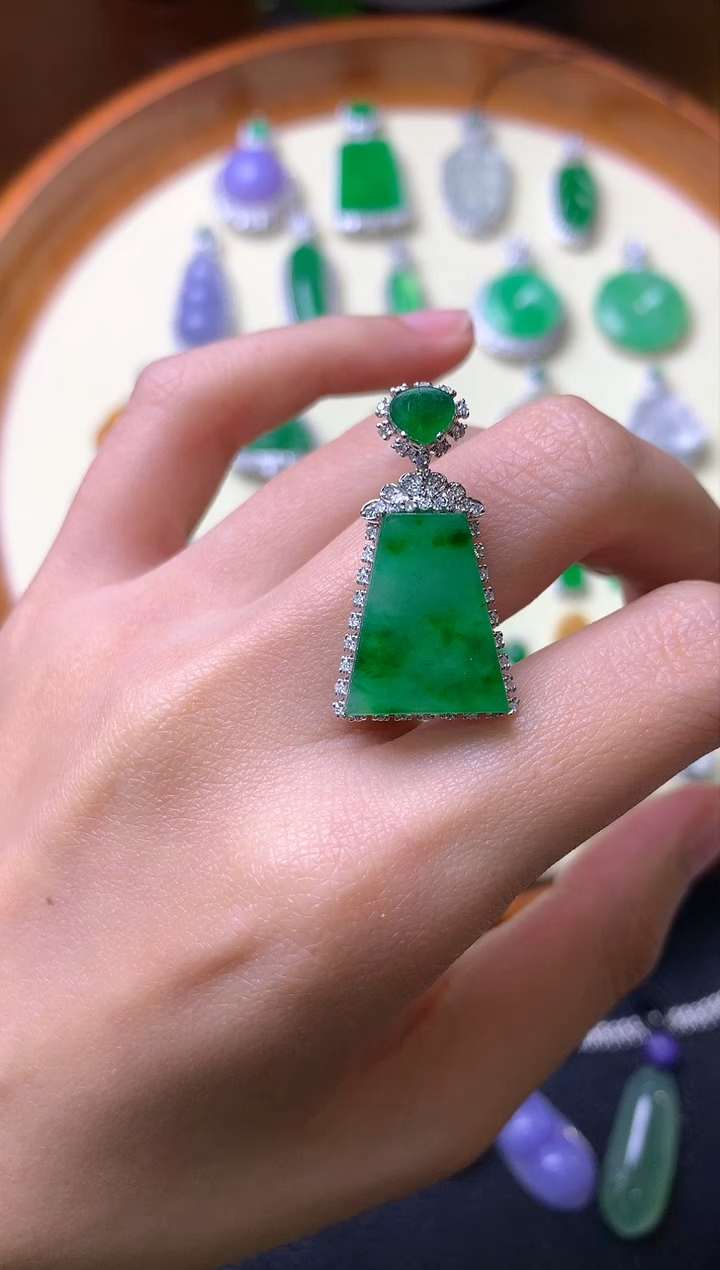 【闪购商品】翡翠吊坠(赠链)18K金镶嵌吊坠