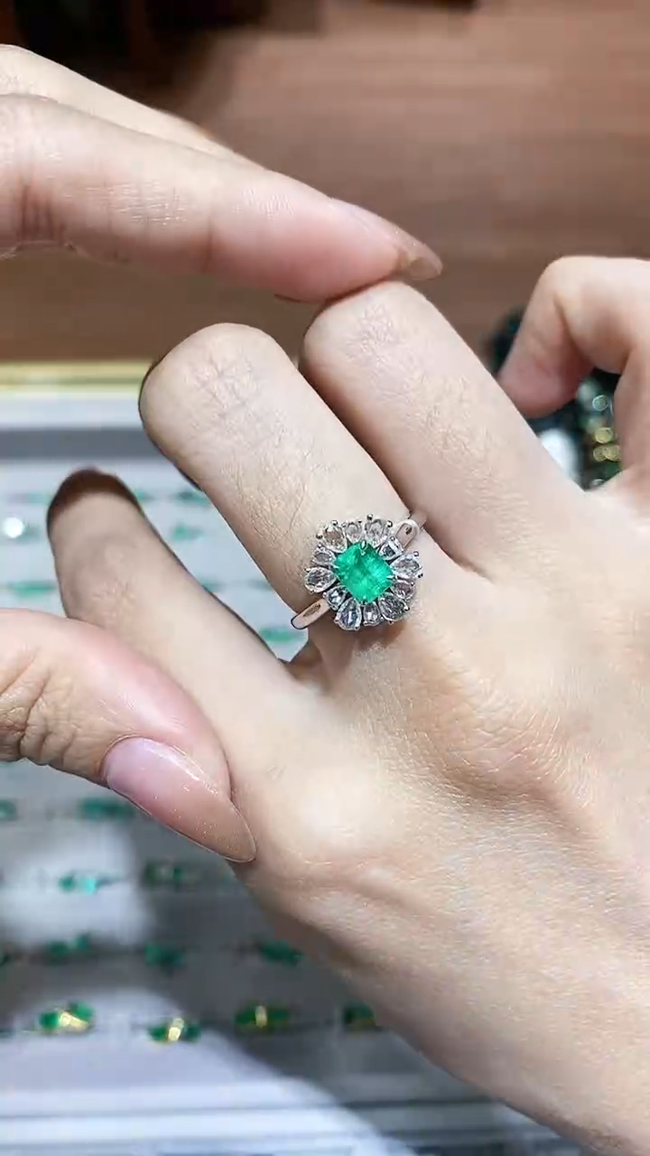 【闪购商品】祖母绿戒指18K金镶嵌戒指