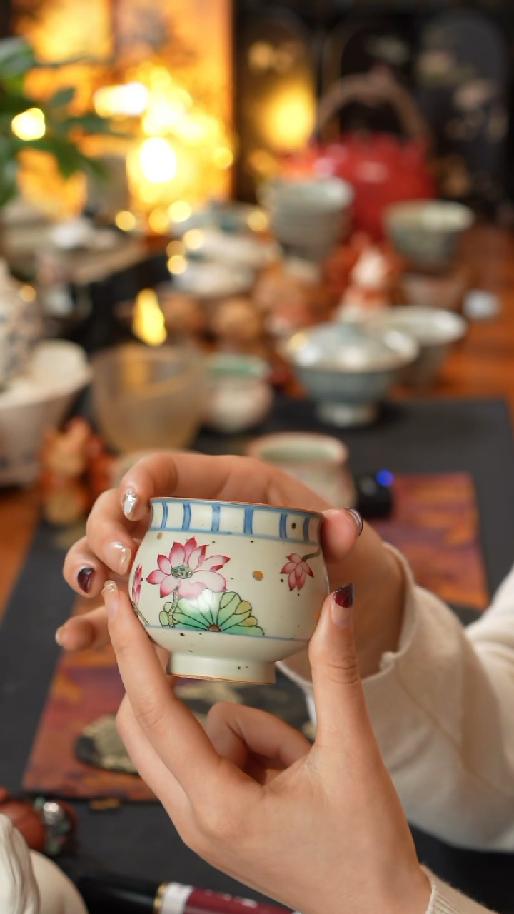 【闪购商品】素谷釉下青花 荷花布袋主人杯